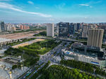城市俯瞰高楼与绿地景观