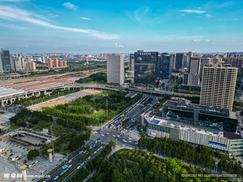 城市俯瞰高楼与绿地景观
