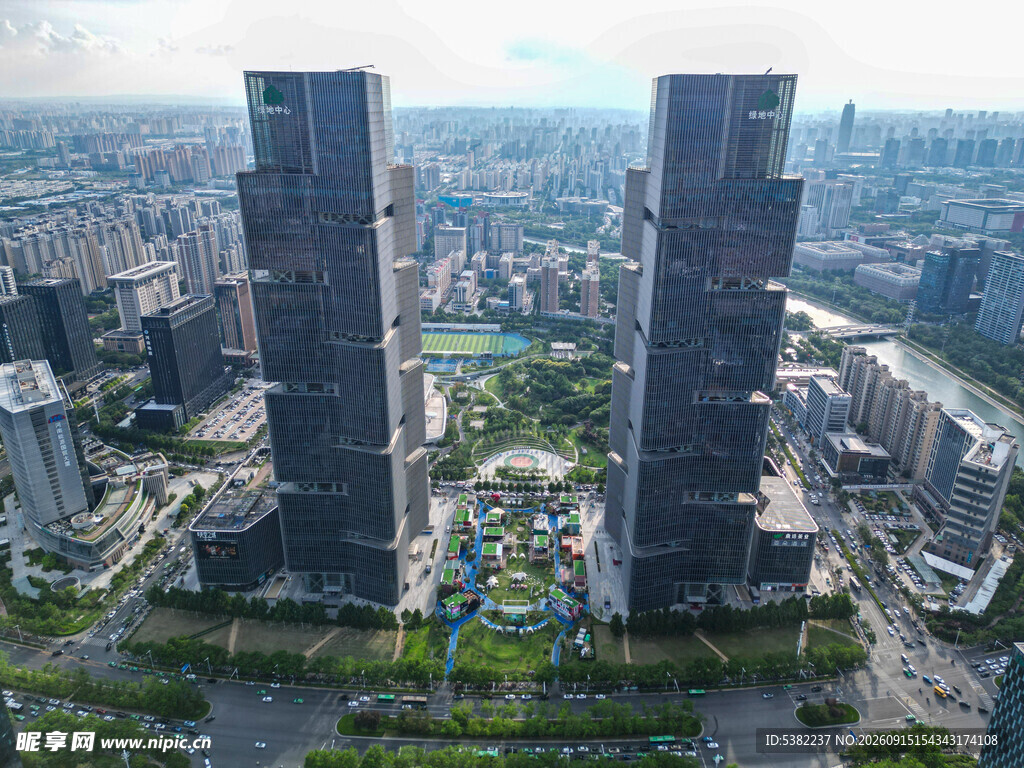 城市双子高楼景观俯瞰