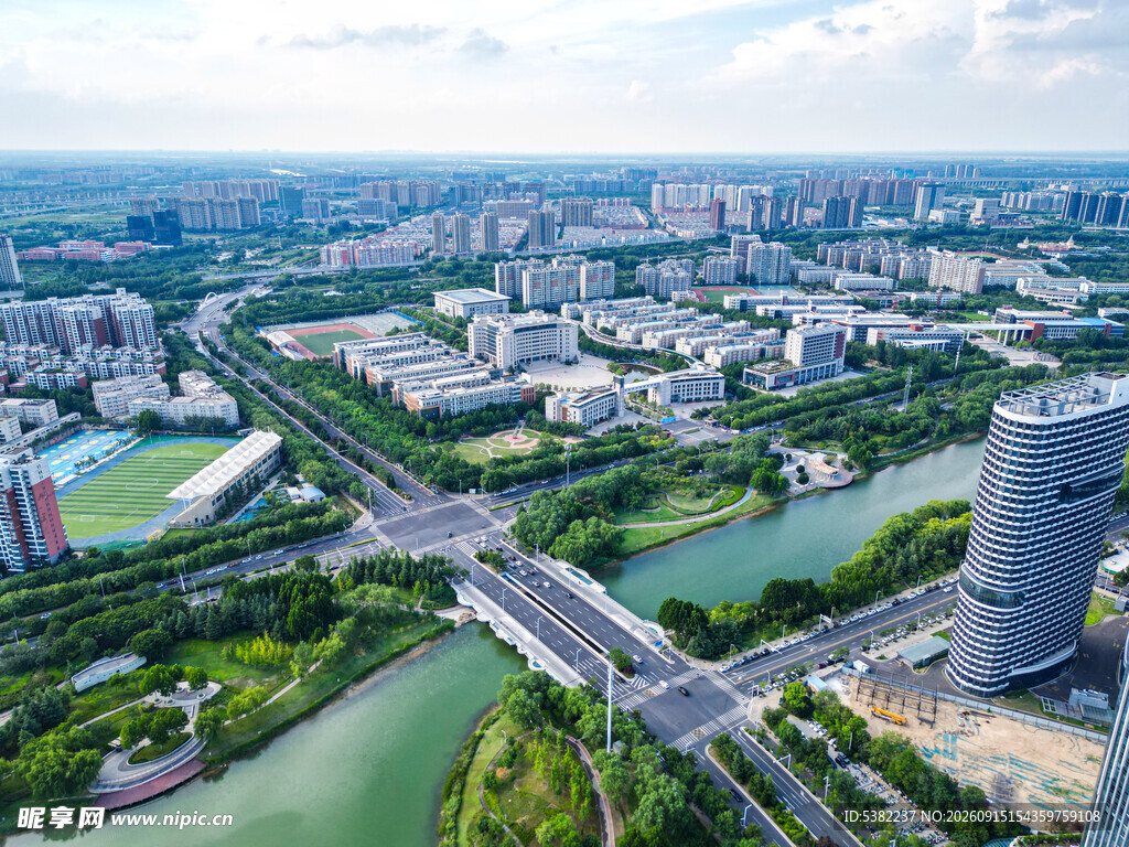 城市河畔鸟瞰景观