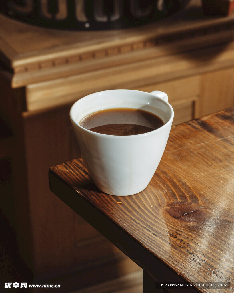 木桌上的白色咖啡杯