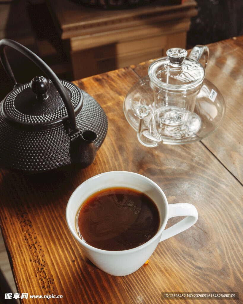 木质桌上的茶饮茶具组合