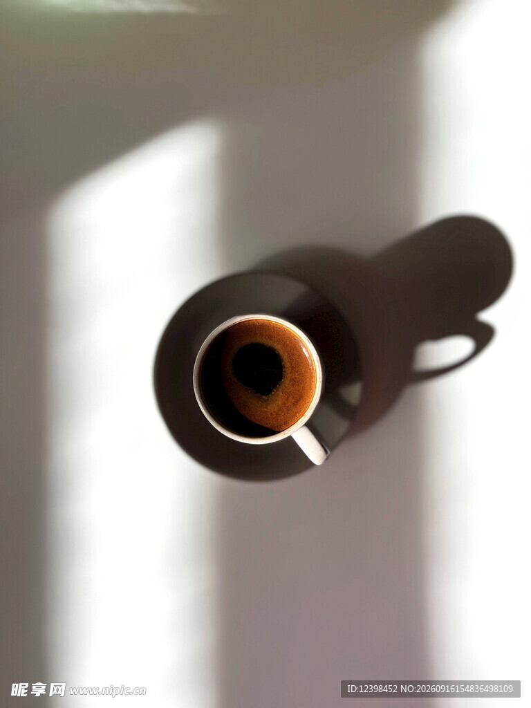 阳光下的咖啡杯