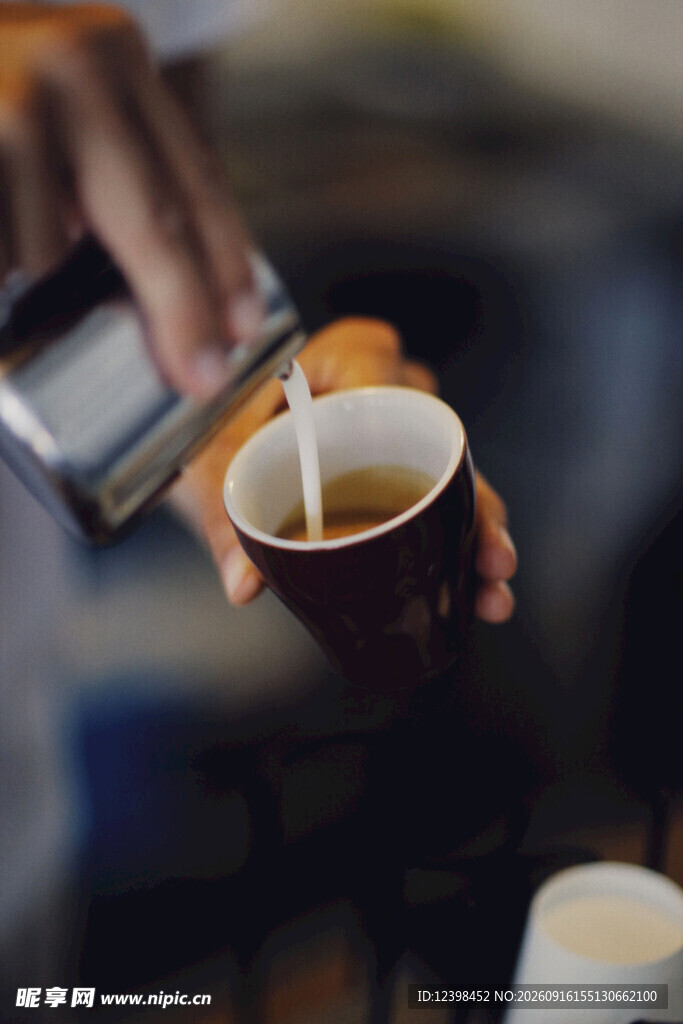 手持咖啡杯的惬意瞬间