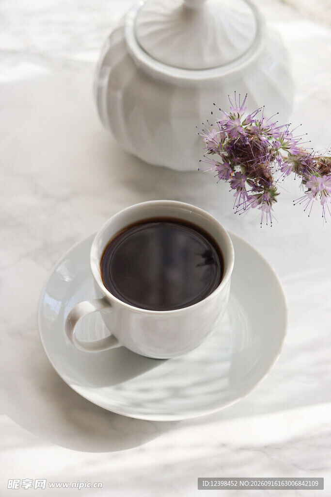 优雅茶杯与茶壶的静谧画面