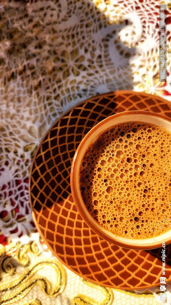 复古风花纹杯中的咖啡