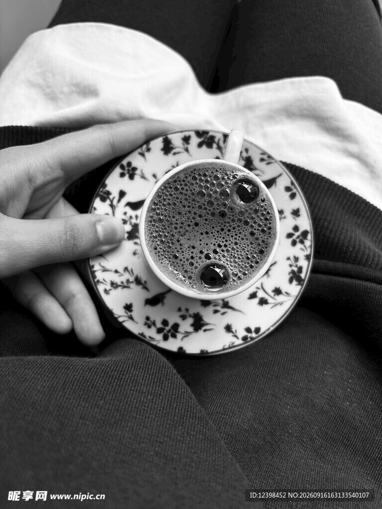 手托精致咖啡杯特写