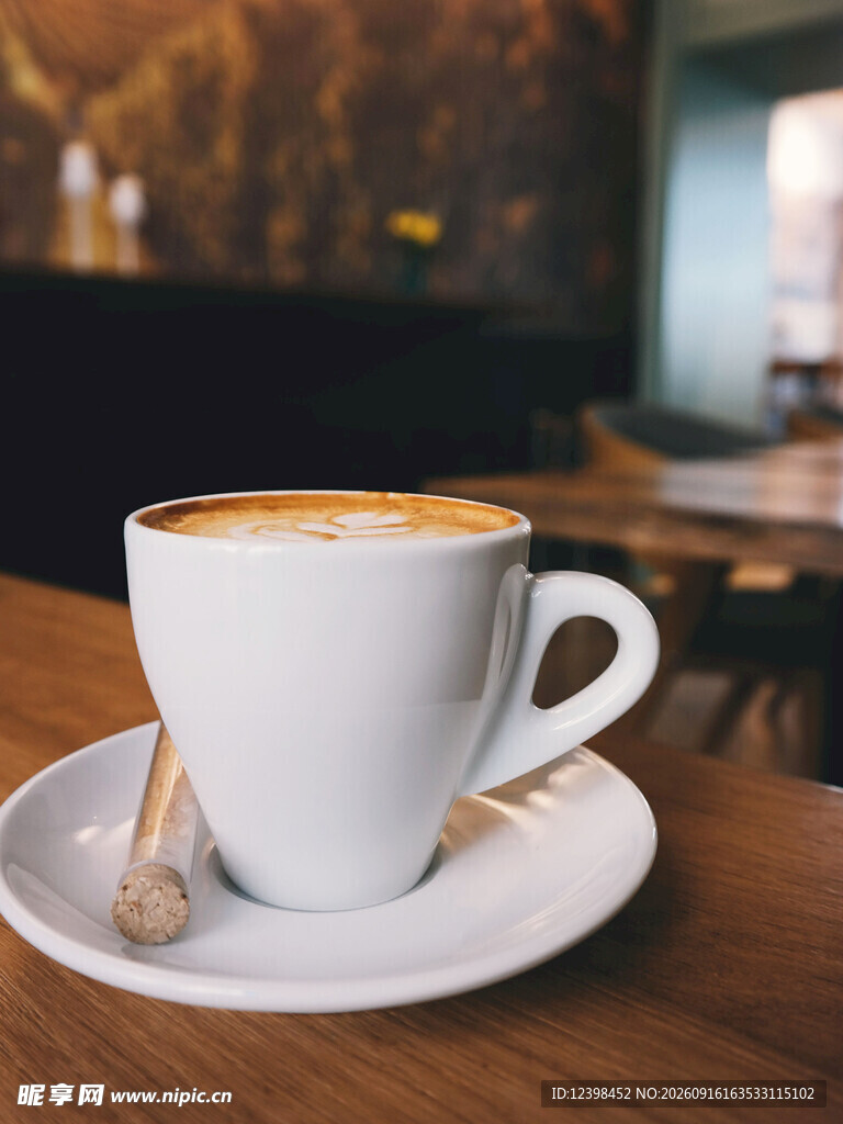 精致咖啡杯中的香浓咖啡