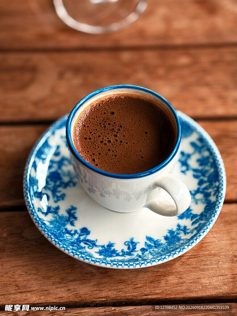 蓝白瓷杯中的香醇咖啡