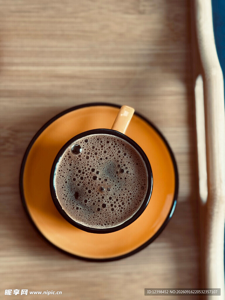 木质桌上的一杯热咖啡