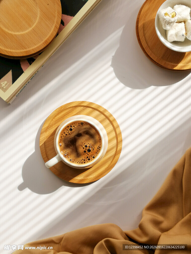 温馨咖啡时光与甜点相伴