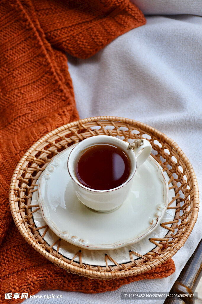 复古风茶杯与暖色调织物