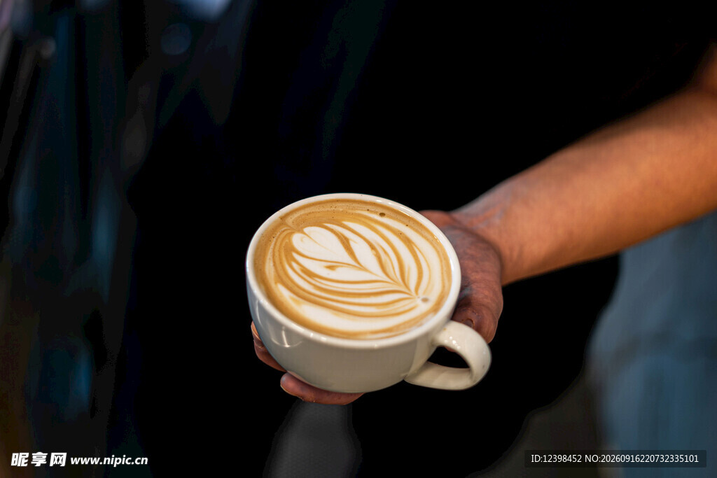 手持精美拉花咖啡杯