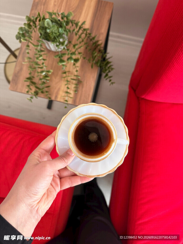手持咖啡杯的惬意时光