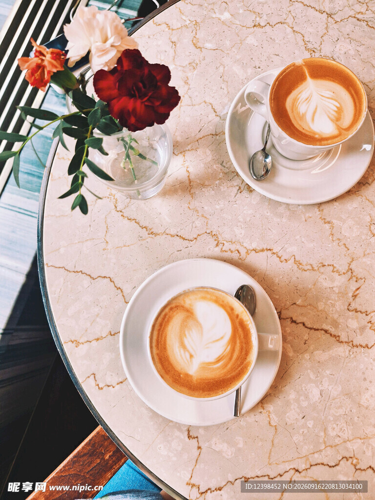 两杯拉花咖啡与鲜花