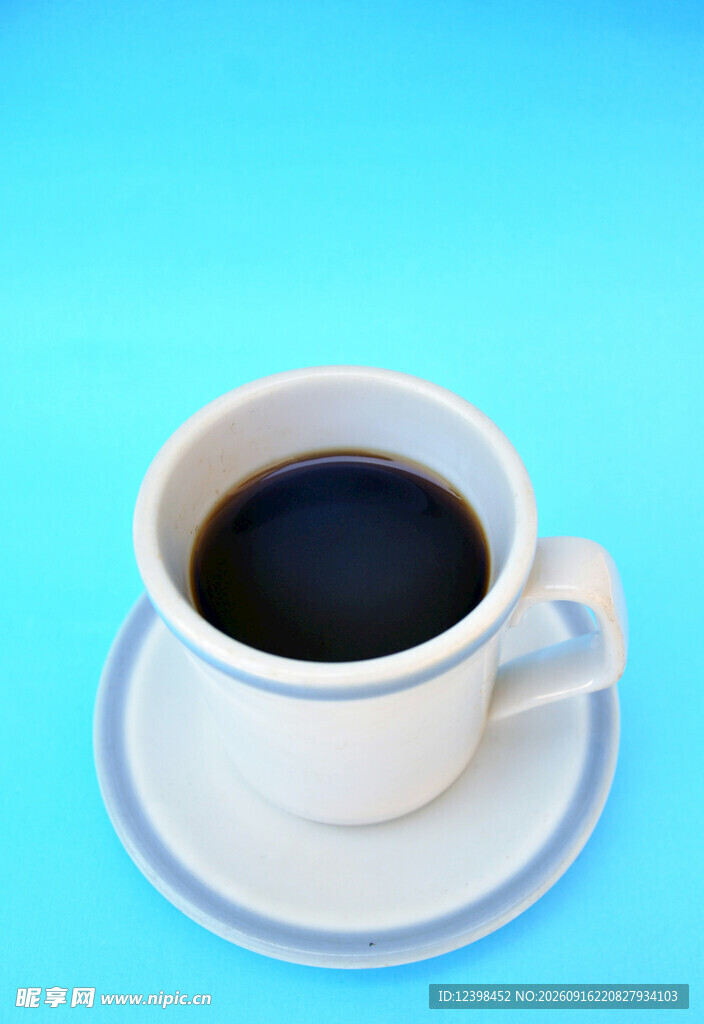 白色咖啡杯中的黑咖啡
