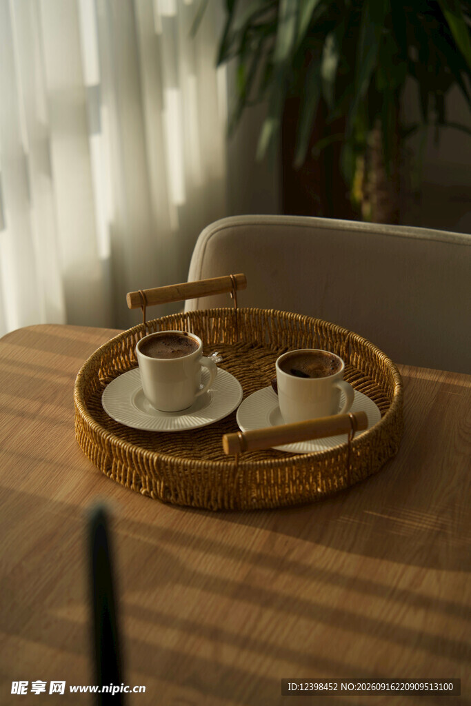 木质托盘上的茶具组合