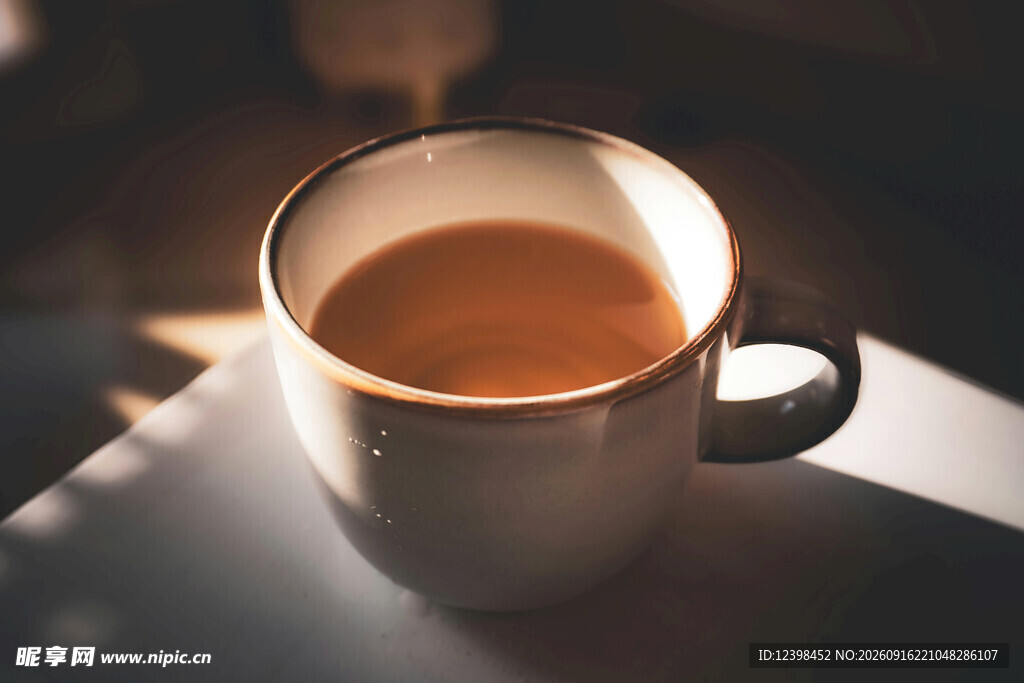 暖光下的温馨咖啡杯