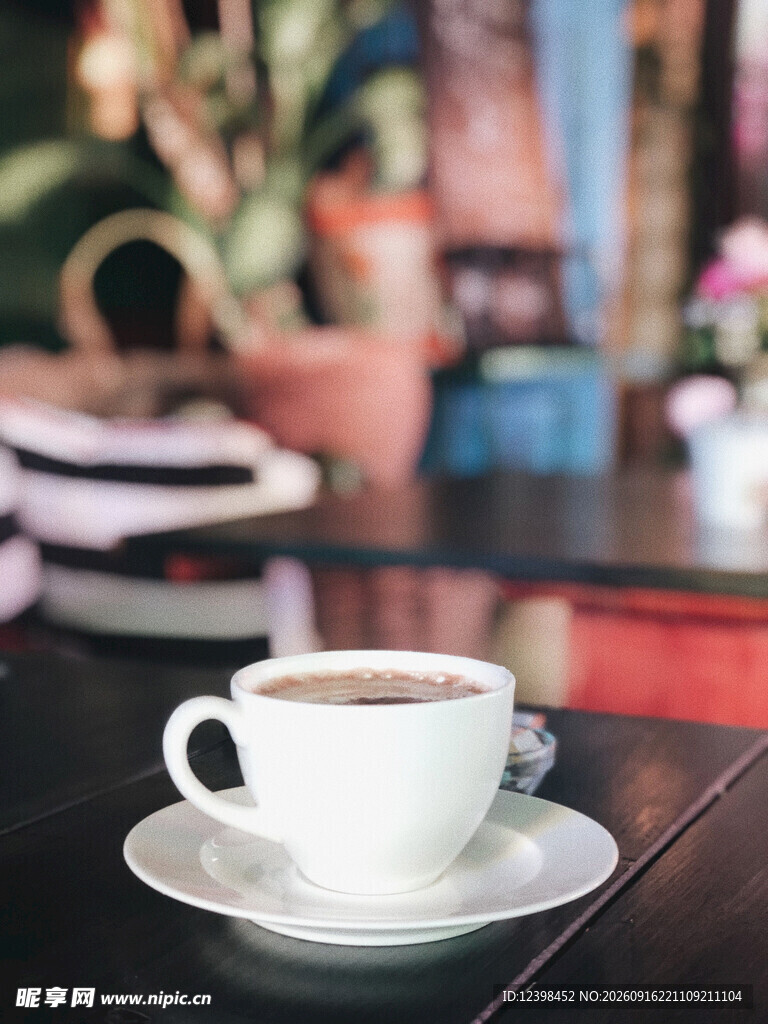 复古风咖啡杯中的香醇咖啡
