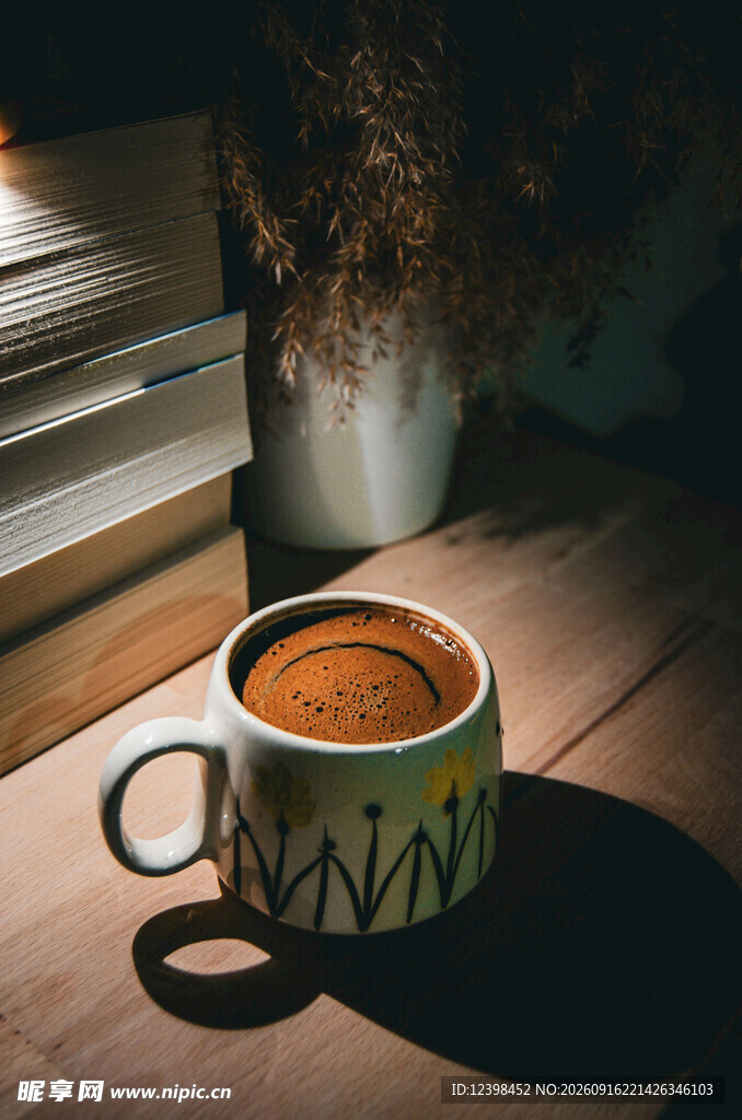 温馨咖啡杯中的醇香时刻