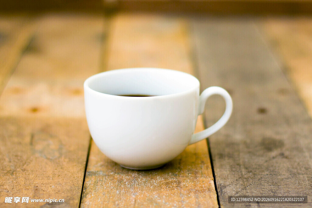 木桌上的白色咖啡杯