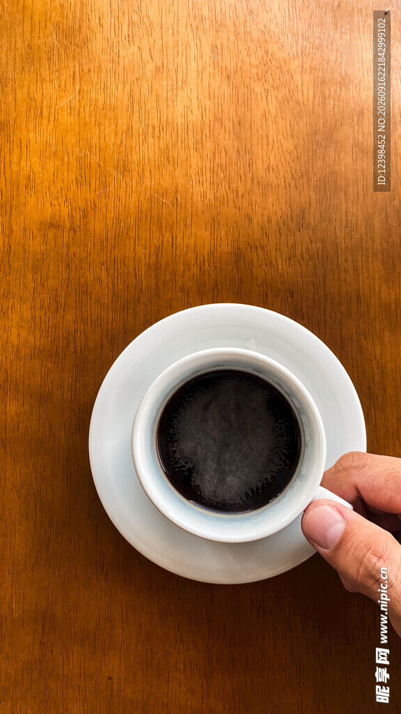 手捧咖啡杯特写