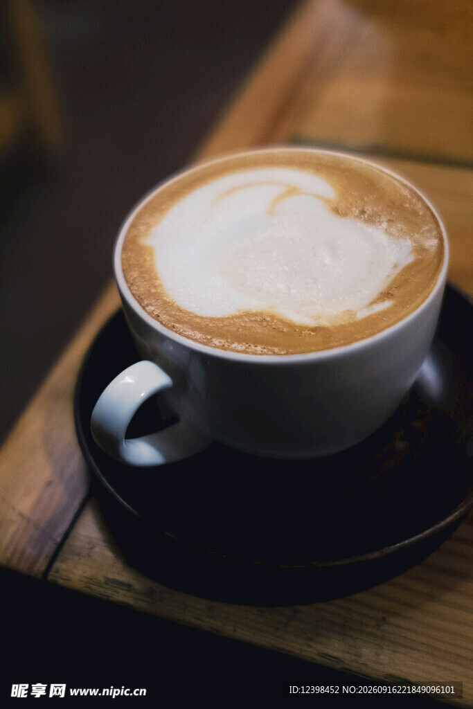一杯精致拉花的热咖啡