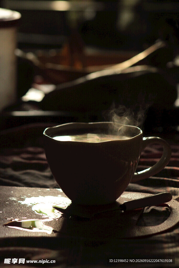 热气腾腾的咖啡杯
