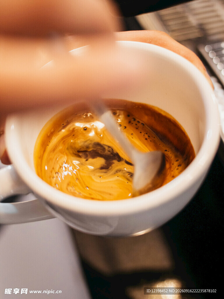 手搅咖啡杯中香浓咖啡液