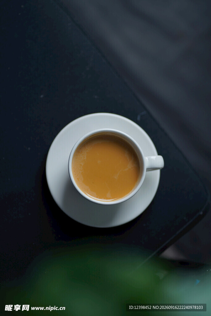 白色杯碟中的香醇咖啡