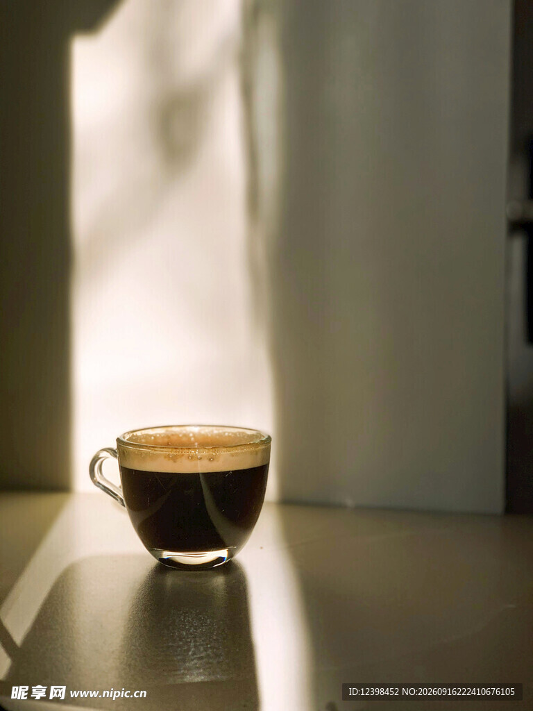 阳光下的咖啡杯