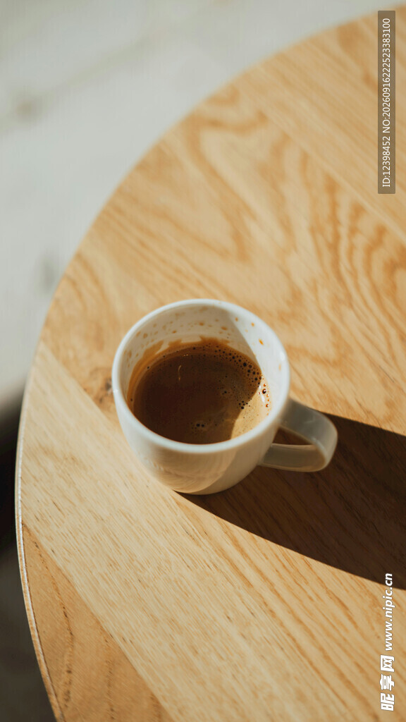 木桌上的一杯香醇咖啡