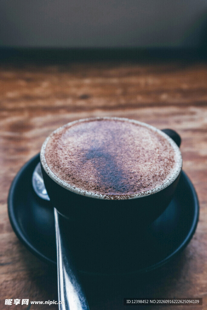 一杯香浓咖啡置于木桌