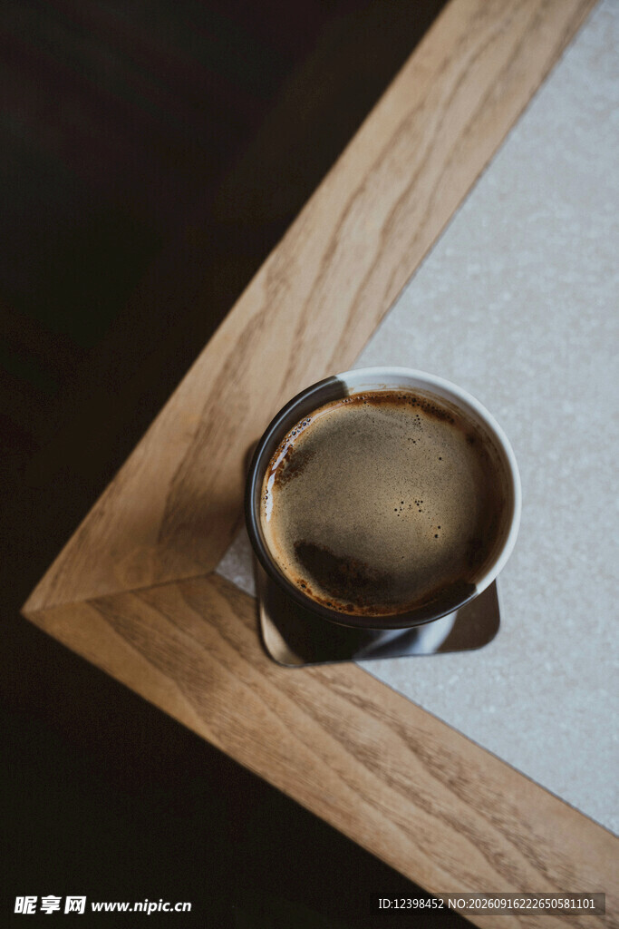 木质托盘上的精致咖啡杯