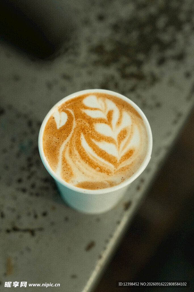 精致拉花咖啡杯中的艺术
