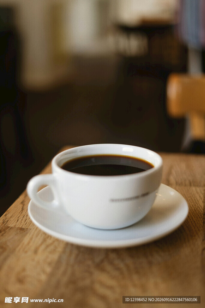 木桌上的一杯黑咖啡