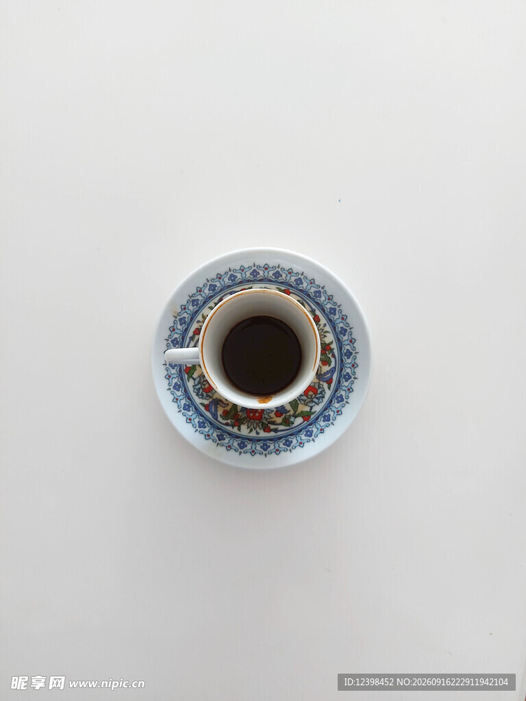 青花瓷杯中的咖啡