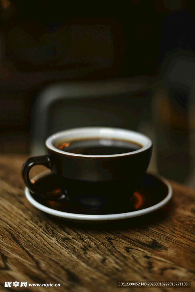 木质桌上的一杯醇香咖啡