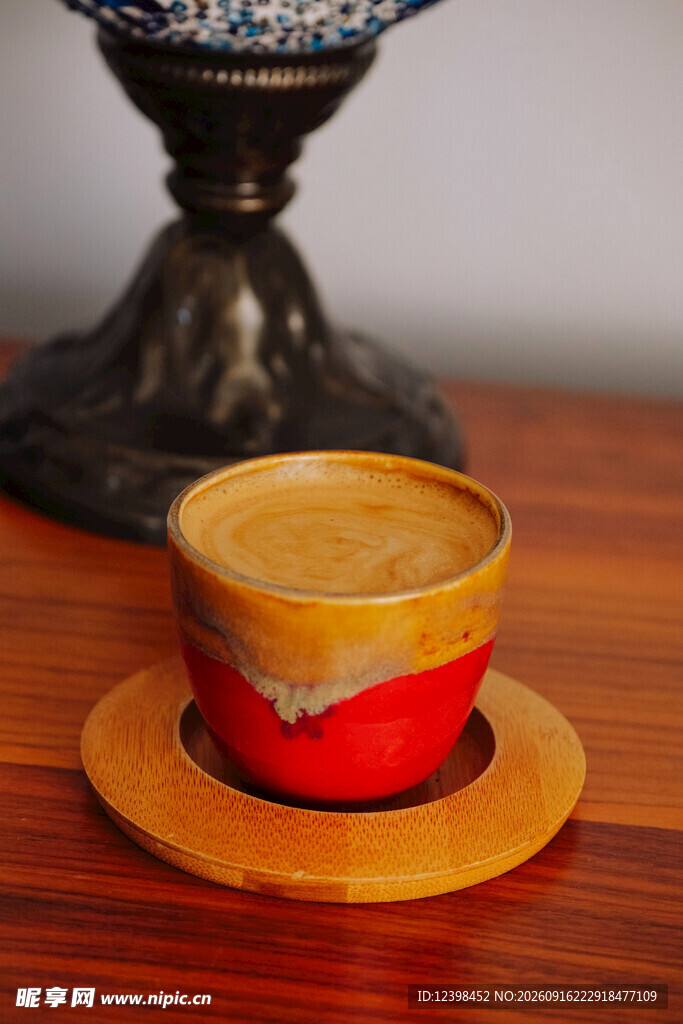 红色陶制咖啡杯与杯垫