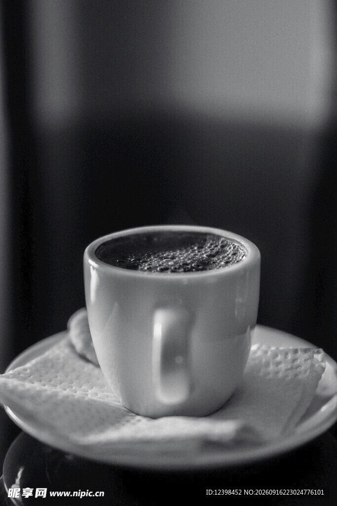 黑白照片中的咖啡杯