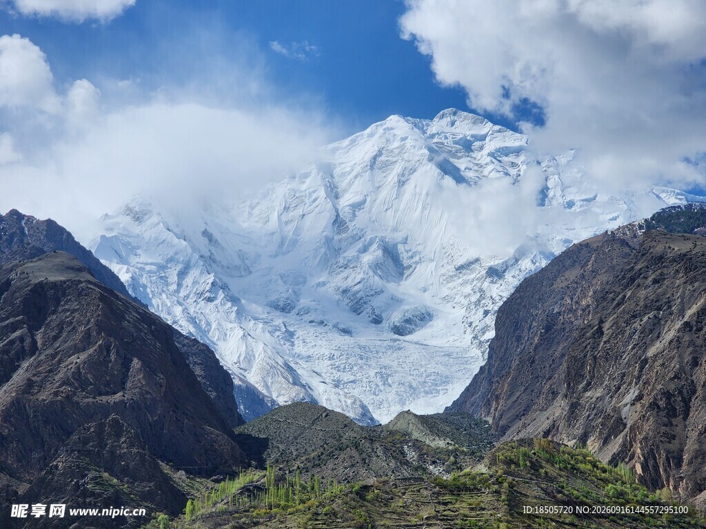 壮丽雪山与巍峨山峦景观