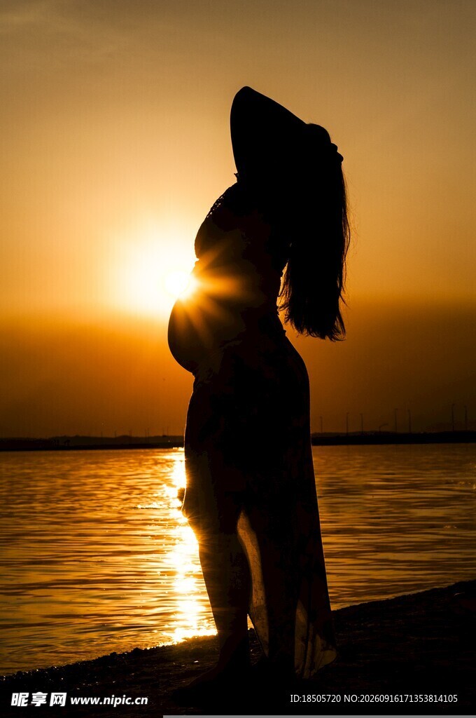 夕阳下孕妇的美丽剪影