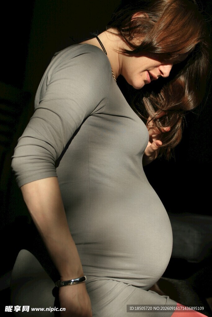 孕妇优雅抚摸隆起的腹部