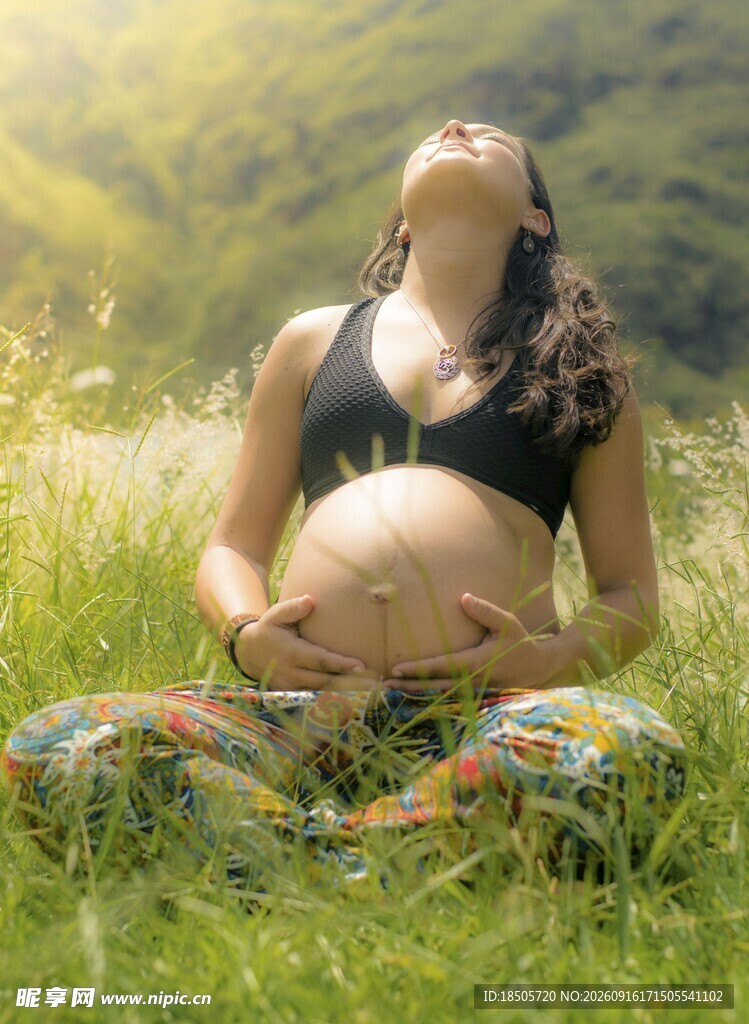 孕妇于草地享受惬意时光