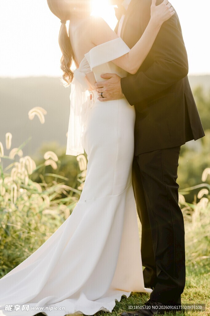 夕阳下的浪漫新婚夫妇
