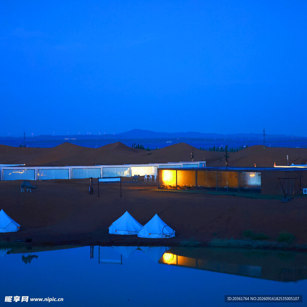 湖畔夜色中的温馨建筑