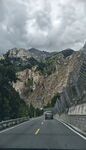 山间公路上行驶的车辆