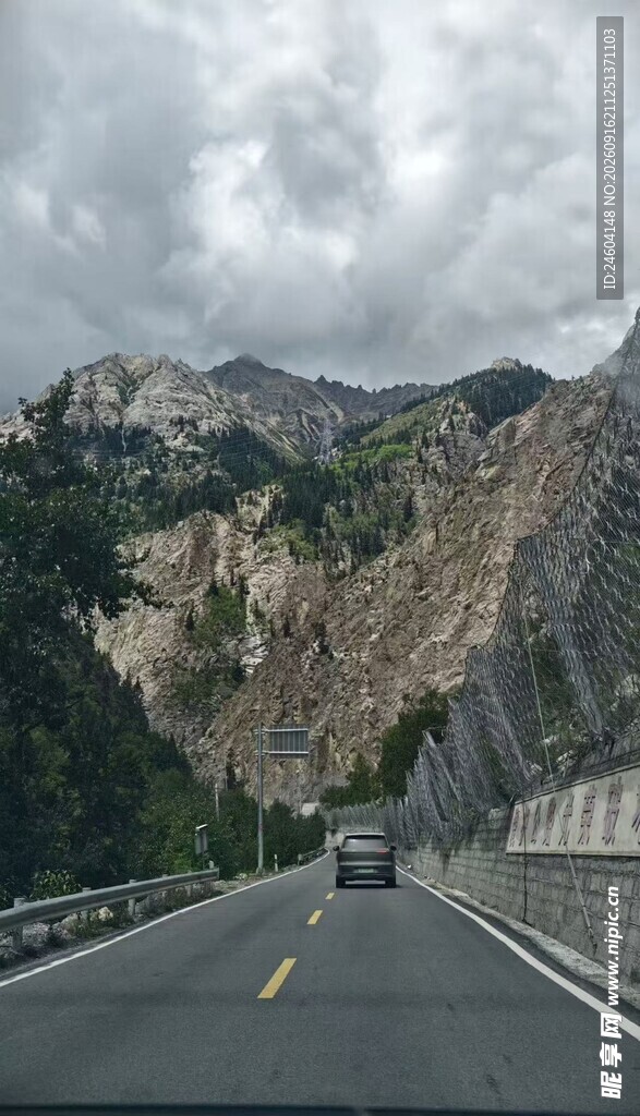 山间公路上行驶的车辆