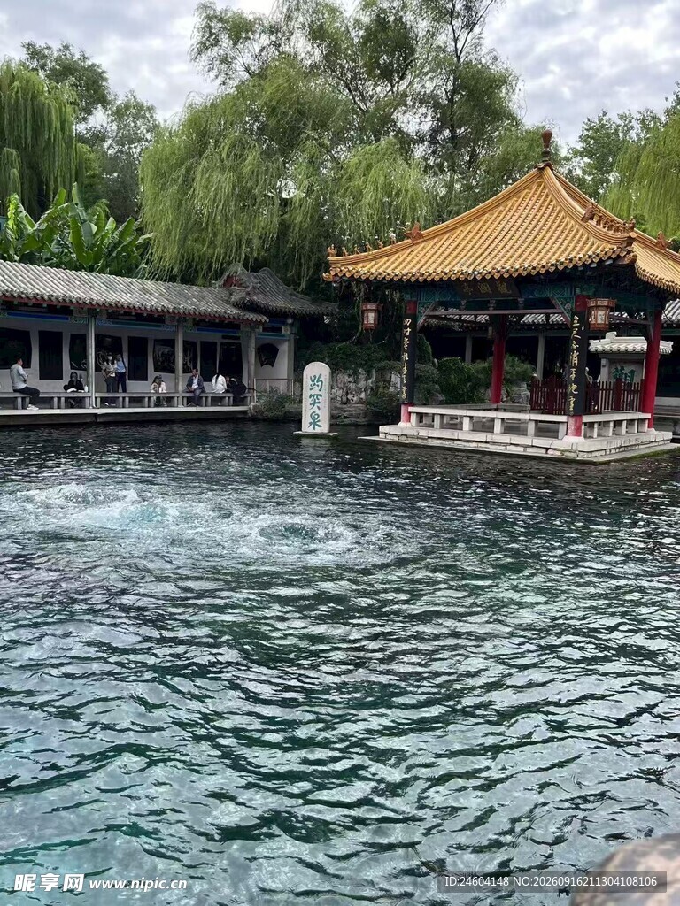 中式湖畔亭阁风景