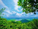 青山绿树间的开阔美景